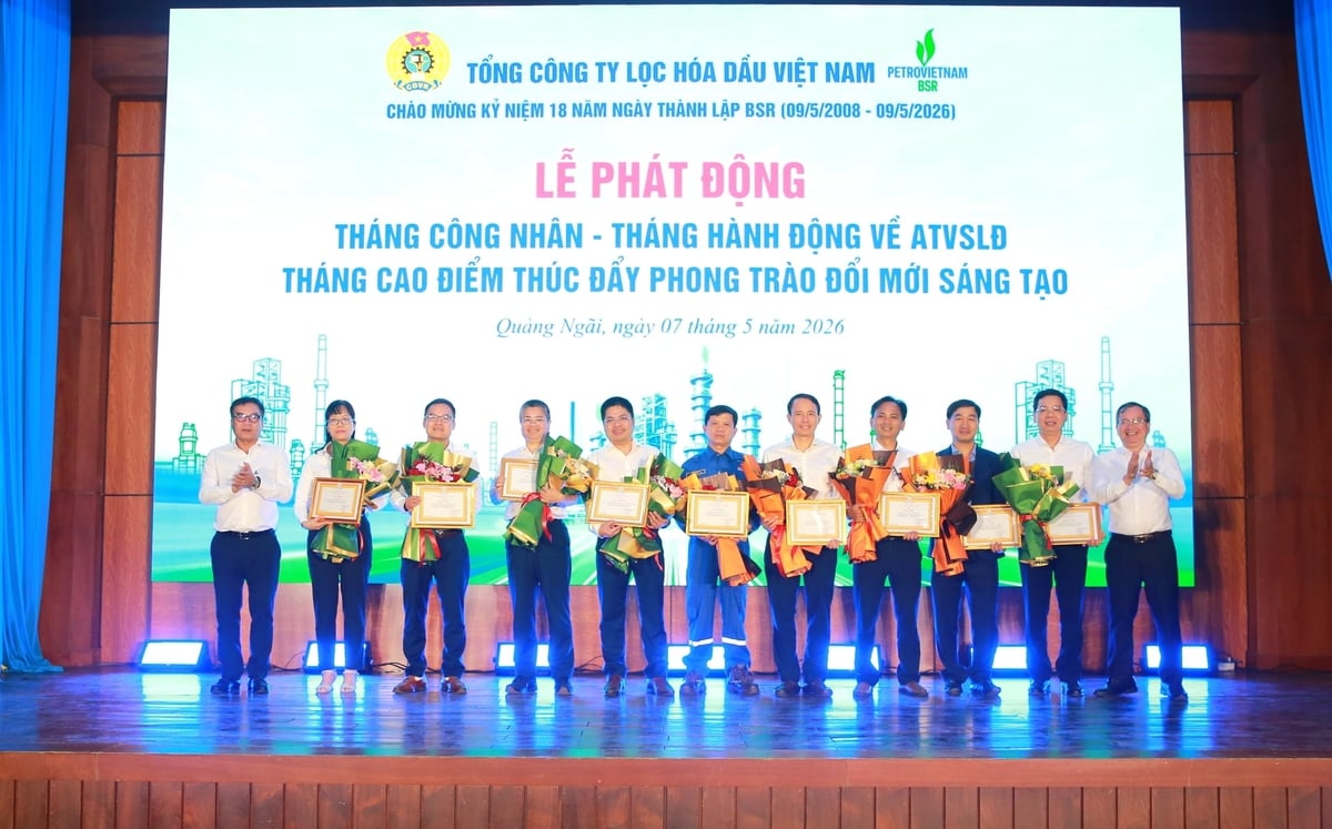 Đồng chí Khương Lê Thành và đồng chí Nguyễn Việt Thắng trao Giấy khen của Tổng Giám đốc và hoa chúc mừng các tập thể tiêu biểu. Ảnh: BSR.