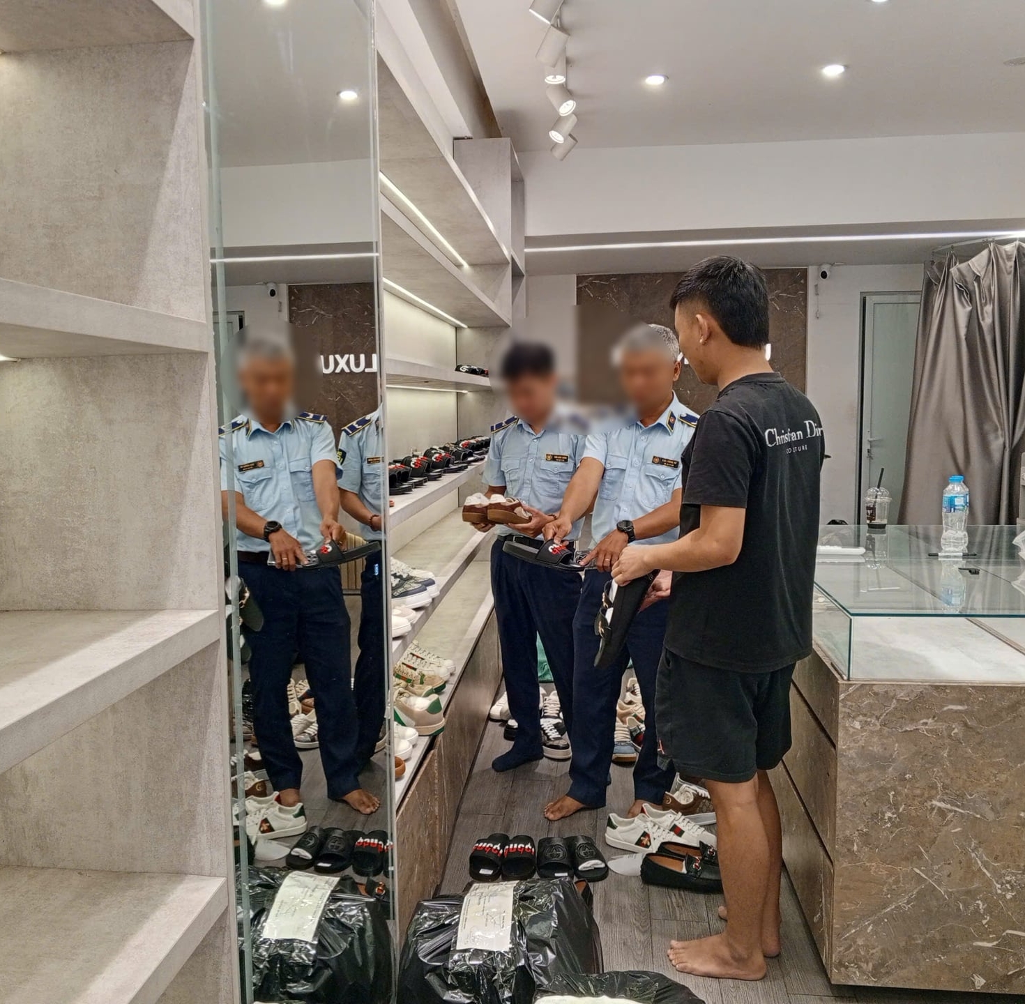 Đoàn kiểm tra của Cục Quản lý và Phát triển thị trường trong nước kiểm tra cơ sở Phạm LUXU. Ảnh: Cục Quản lý và Phát triển trị trường trong nước.