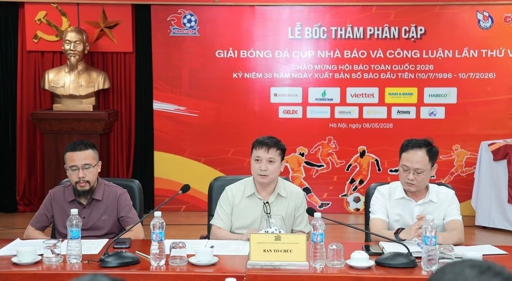 Thành viên ban tổ chức giải chủ trì buổi họp thông tin và bốc thăm phân cặp Giải bóng đá Cúp Nhà báo và Công luận lần thứ V năm 2026. Ảnh: Trung Dũng.