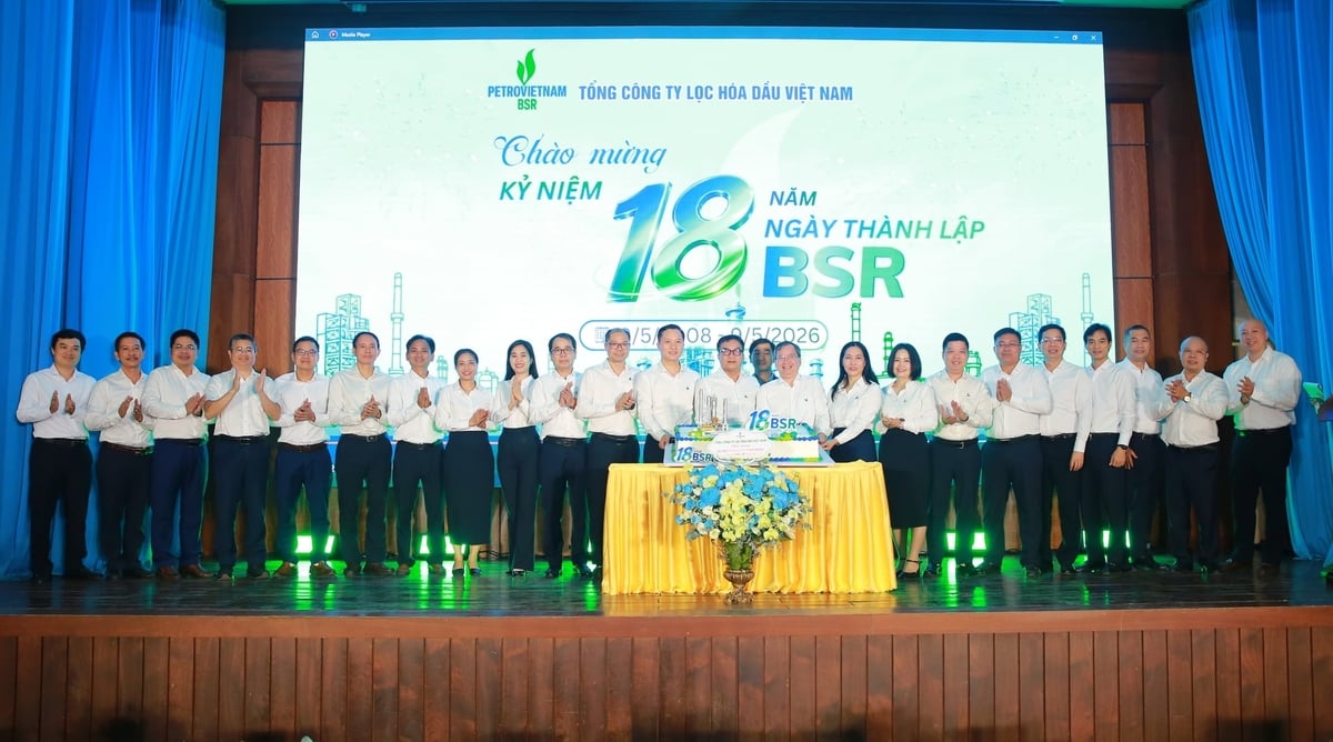 Lãnh đạo Tổng Công ty thực hiện nghi thức kỷ niệm 18 năm thành lập BSR. Ảnh: BSR.