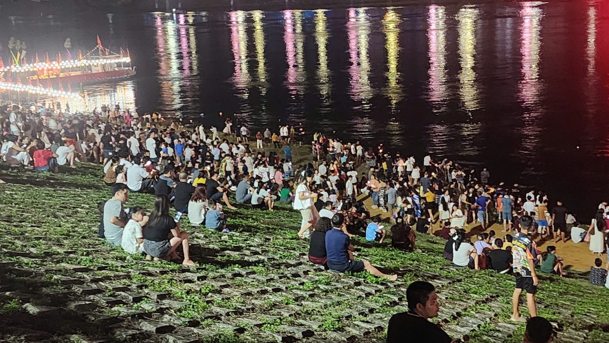 Người dân dự lễ và chờ đi thả đèn hoa đăng. Ảnh: Đà Giang. 