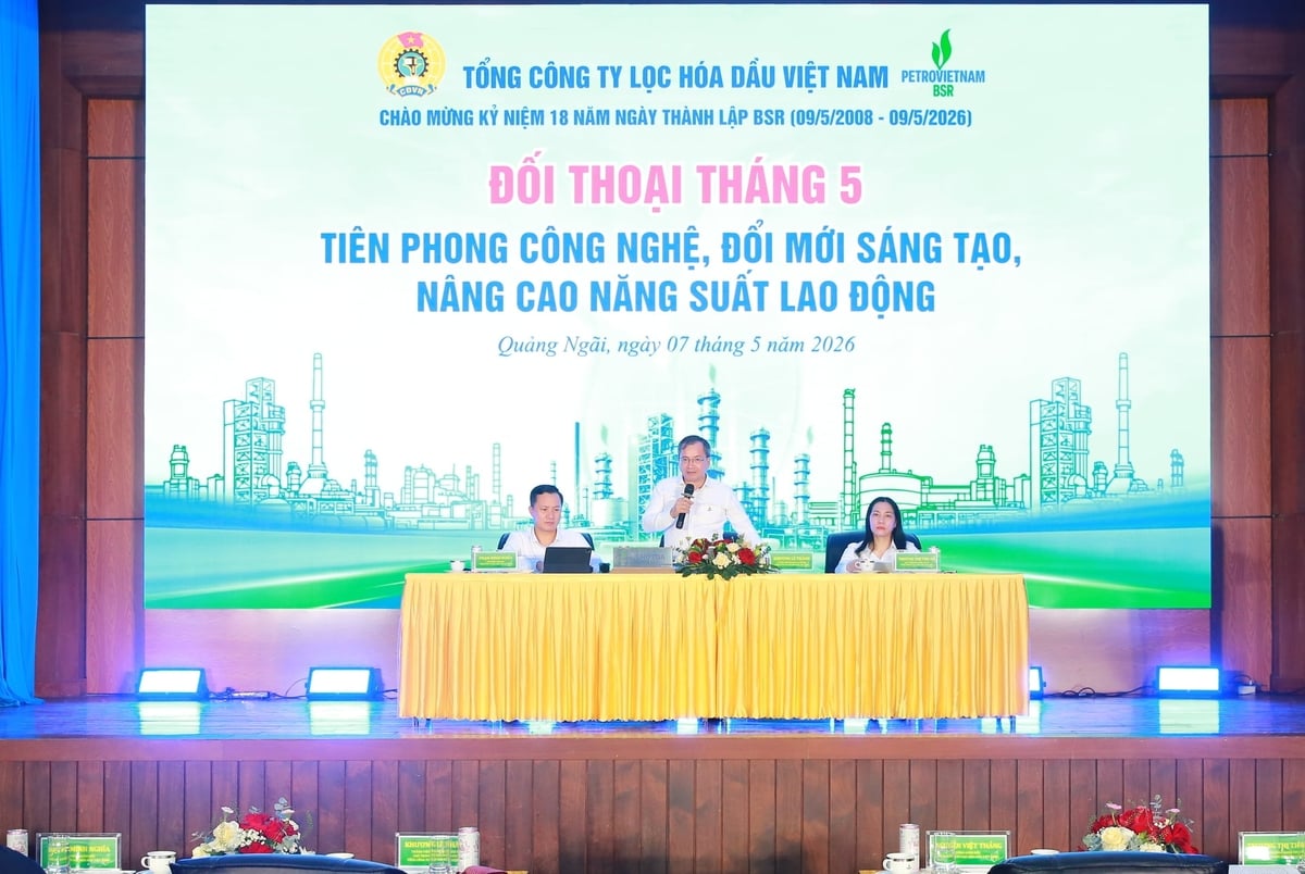 Đoàn Chủ tịch điều hành đối thoại gồm Phó Bí thư Thường trực Đảng ủy, Thành viên HĐQT Khương Lê Thành, Phó Tổng Giám đốc Phạm Minh Nghĩa và Chủ tịch Công đoàn Trương Thị Thu Hà trả lời các câu hỏi của NLĐ BSR. Ảnh: BSR.