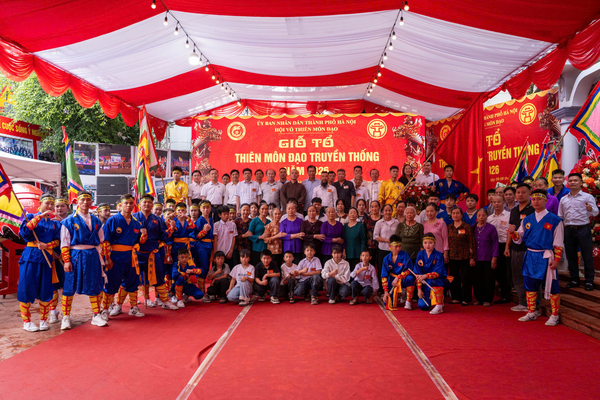 Ngày giỗ tổ Thiên Môn Đạo truyền thống là dịp để các võ sinh, nhân dân trong vùng cùng chia sẻ về niềm tự hào môn võ truyền thống của quê hương. Ảnh: Thúy An.