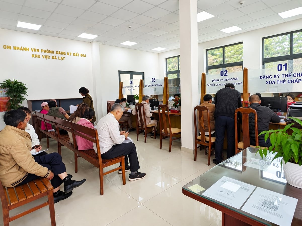 Các thủ tục liên quan đến đăng ký đất đai, nghĩa vụ tài chính sẽ được thực hiện theo quy định mới về hệ số điều chỉnh giá đất. Ảnh: Nhật Tiến.