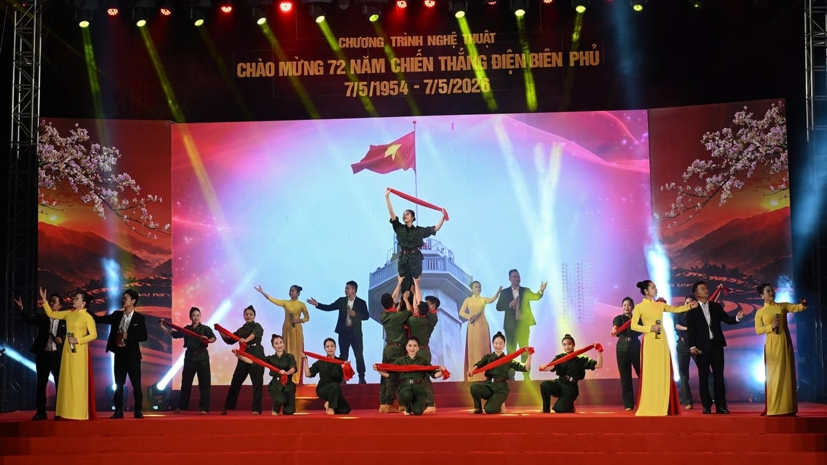 Tiết mục hát múa 'Âm vang Điện Biên' mở màn chương trình nghệ thuật 'Điện Biên - Bản hùng ca chiến thắng'. Ảnh: An Nhiên.