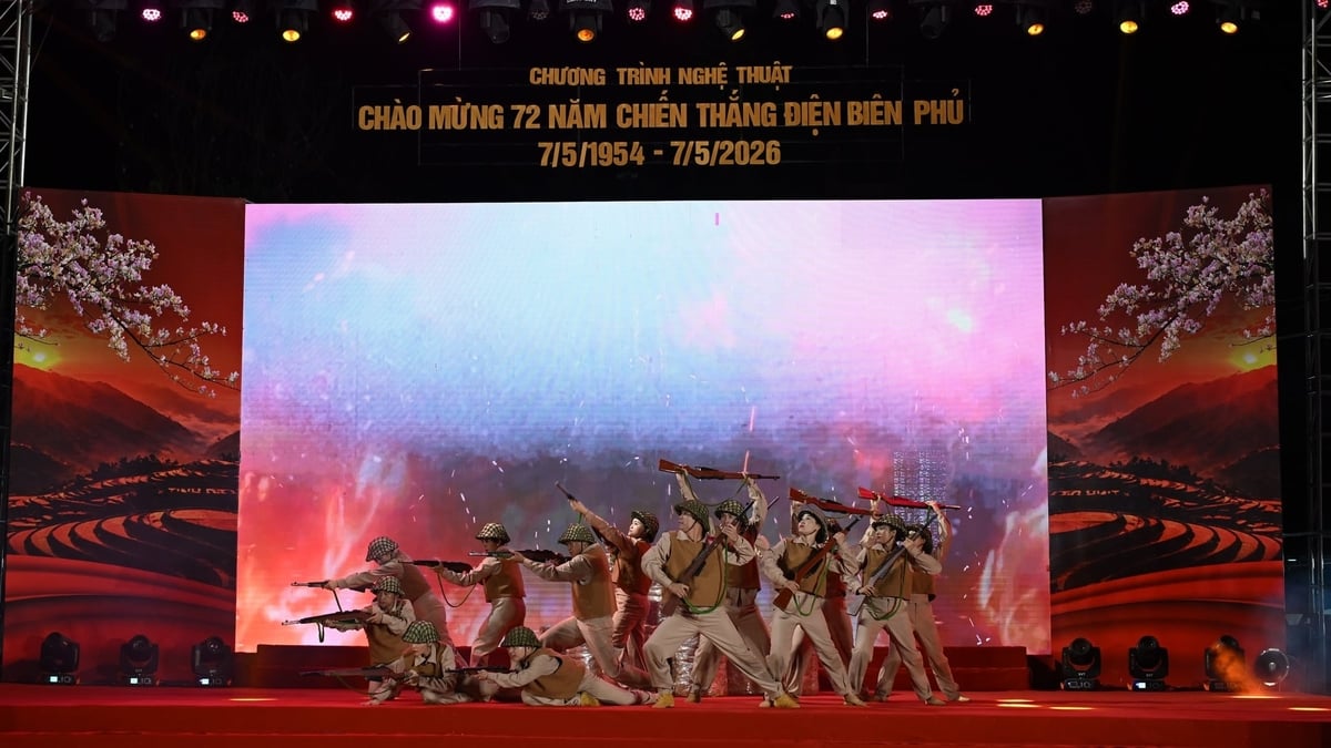 Chương trình nghệ thuật mang đến nhiều tiết mục ca múa nhạc đặc sắc, thu hút đông đảo nhân dân và du khách. Ảnh: An Nhiên.