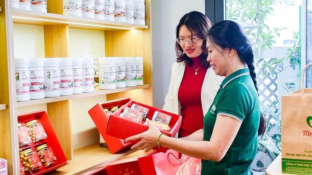 Sản phẩm nông sản địa phương  thu hút người tiêu dùng tại các cửa hàng thực phẩm sạch. Ảnh: Phạm Huy.