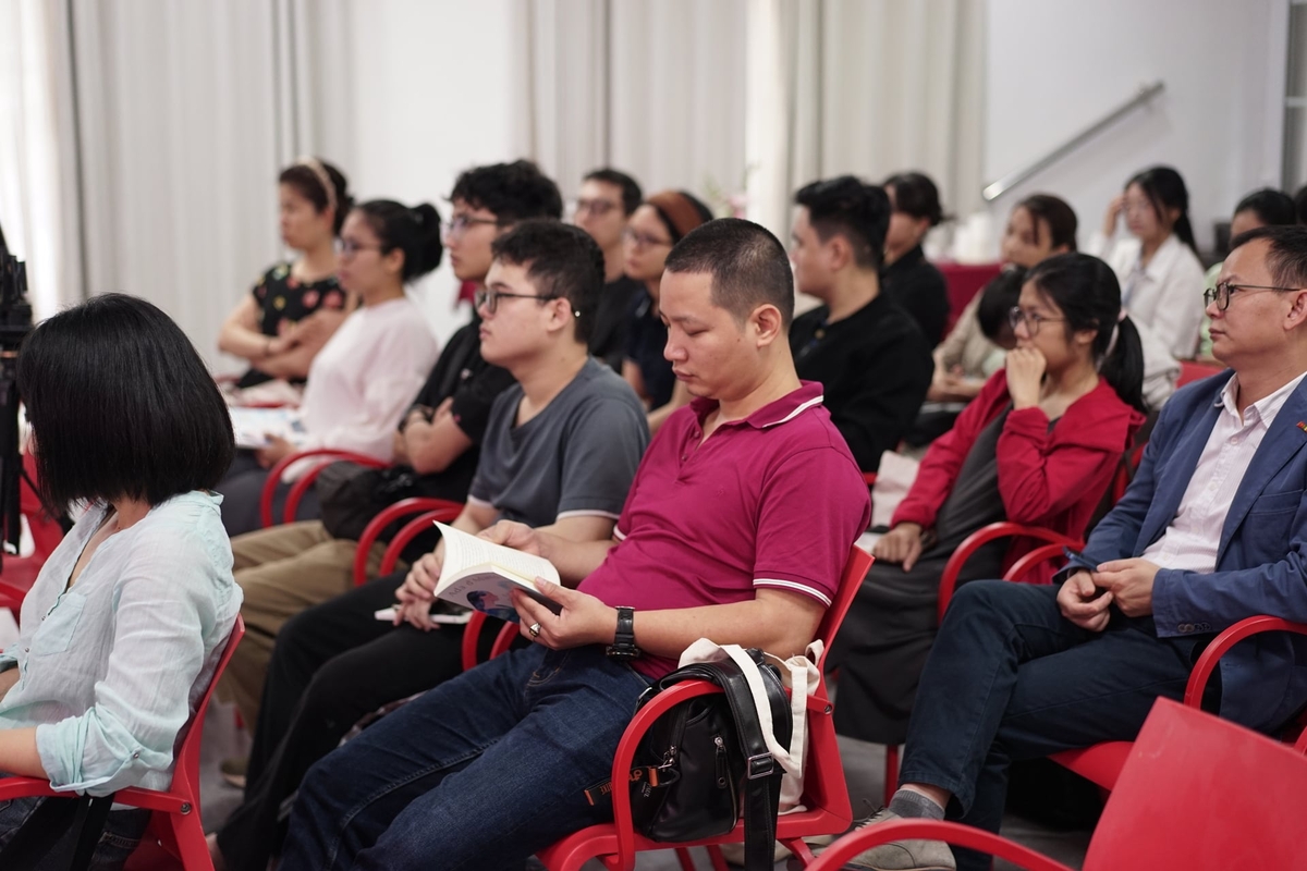 Độc giả quan tâm đến cuốn sách 'Tựa thinh không' tại tọa đàm. Ảnh: BTC.