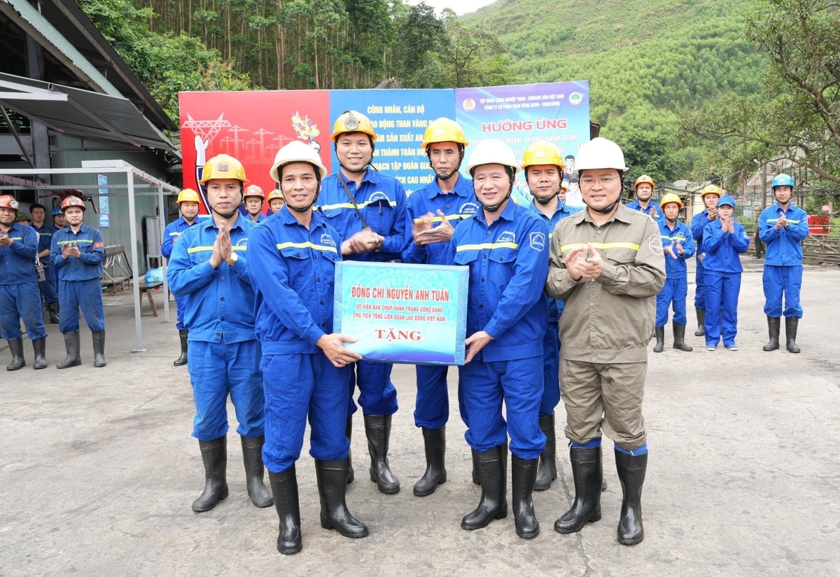Chủ tịch Tổng LĐLĐ Việt Nam Nguyễn Anh Tuấn tặng quà cho Công ty CP Than Vàng Danh và các phân xưởng xuất sắc nhân Tháng Công nhân năm 2026. Ảnh: Truyền thông TKV.