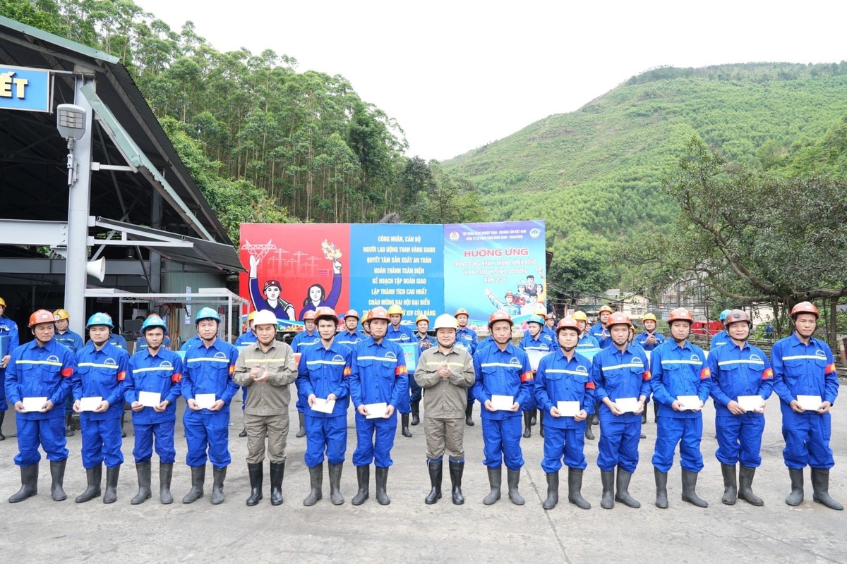 Chủ tịch Tổng LĐLĐ Việt Nam Nguyễn Anh Tuấn và Tổng giám đốc Tập đoàn TKV Vũ Anh Tuấn tặng thưởng các ATVSV xuất sắc của Than Vàng Danh. Ảnh: Truyền thông TKV.