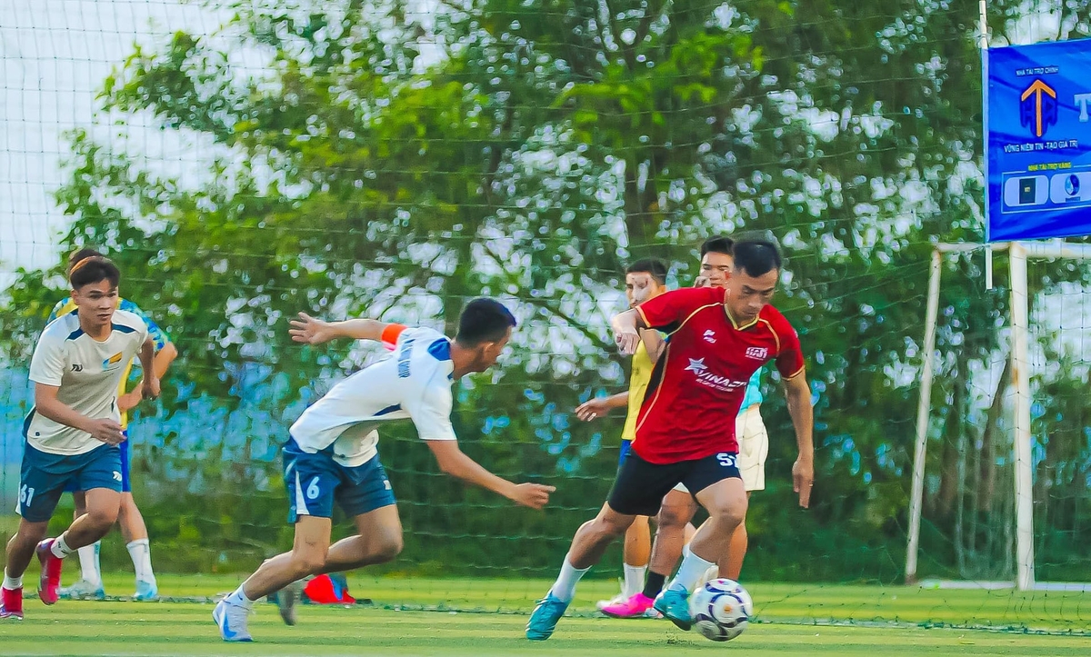 Những trận cầu kịch tính. Ảnh: Văn Dinh.
