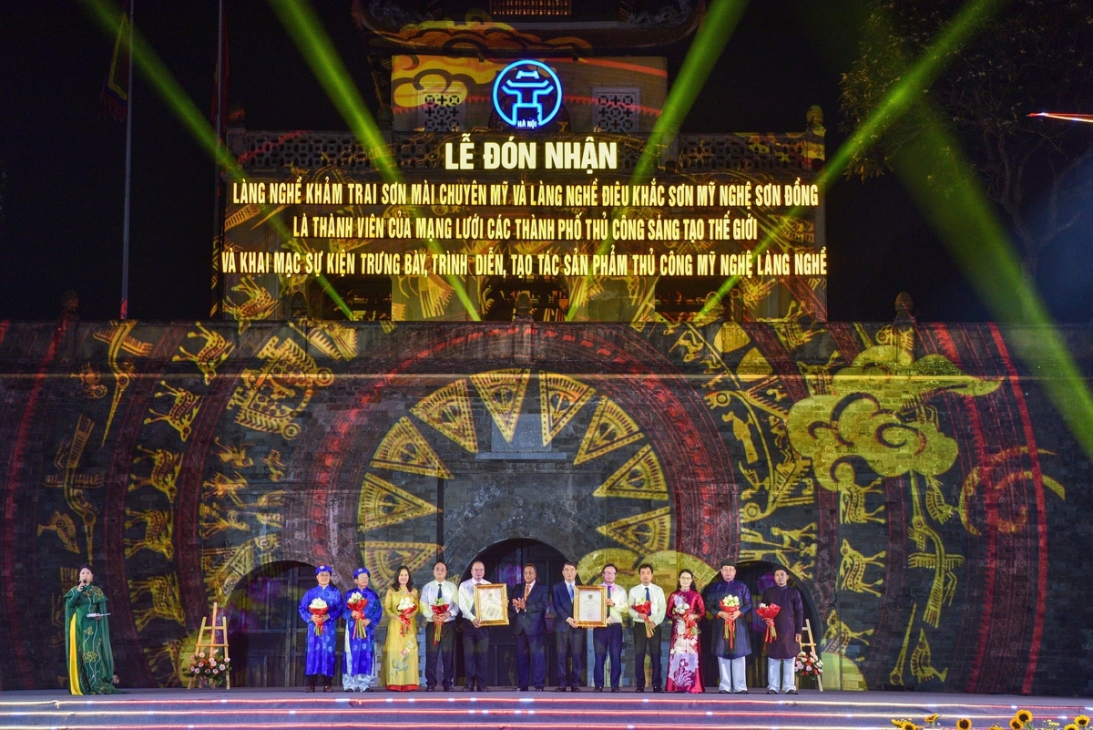 Trao chứng nhận cho hai làng nghề. Ảnh: Dương Đình Tường.