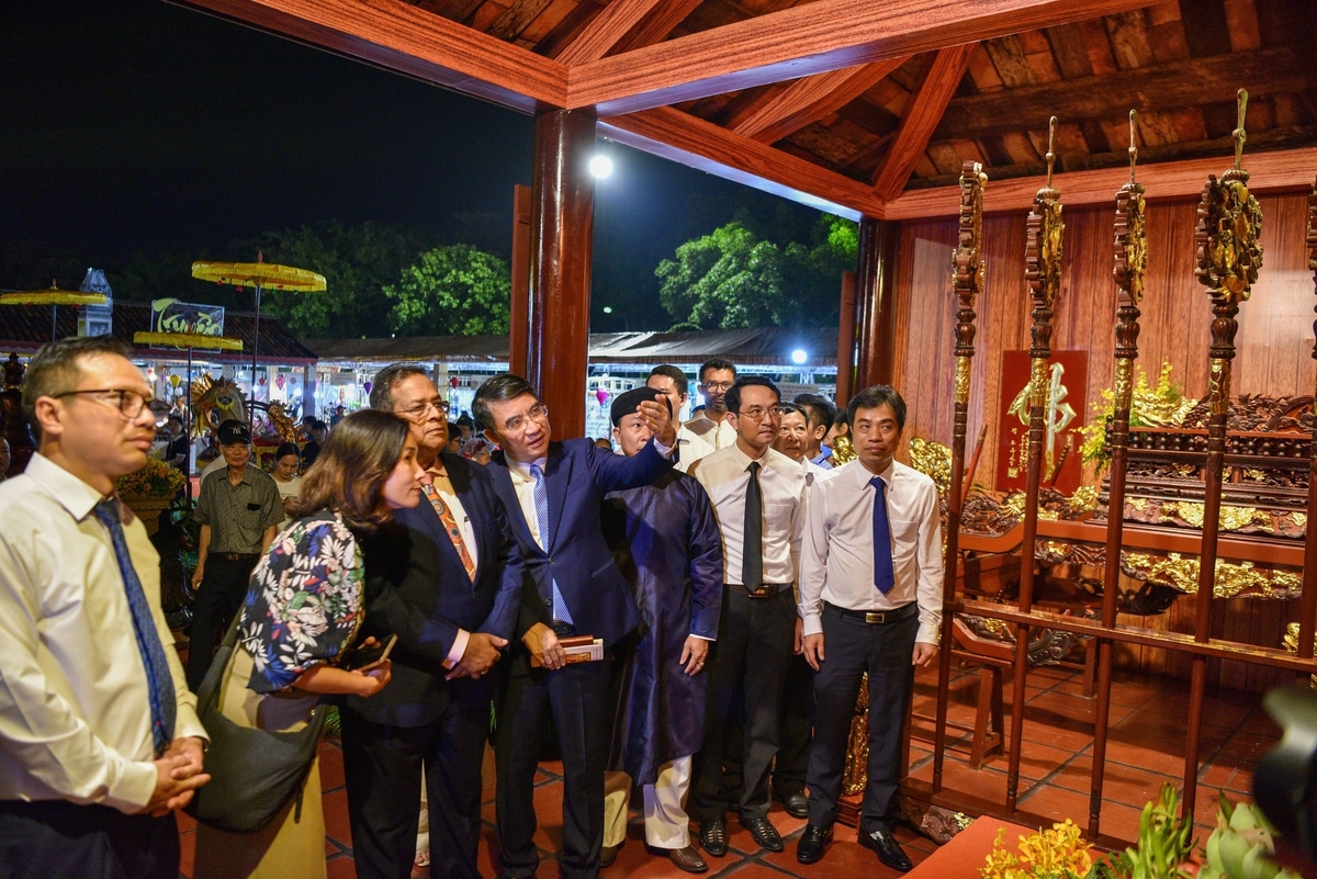 Gian hàng điêu khắc Sơn Đồng. Ảnh: Dương Đình Tường.
