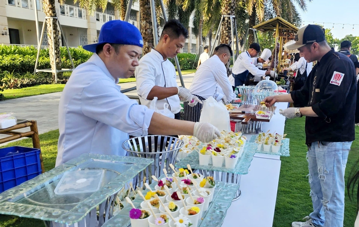 Du khách, đầu bếp tham dự chương trình công bố trải nghiệm ẩm thực, sản phẩm đặc trưng Đà Nẵng. Ảnh: Lan Anh.