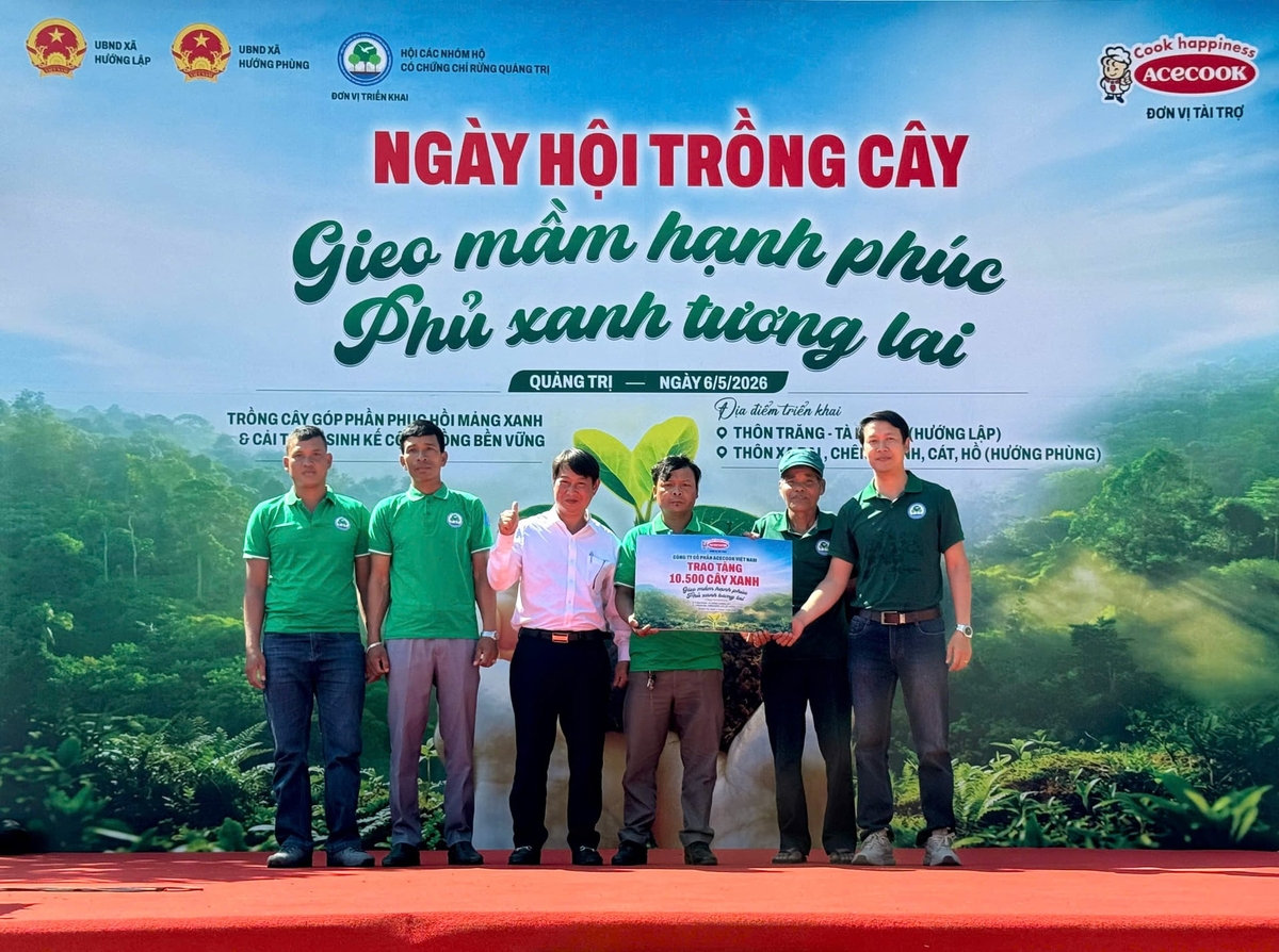Ông Võ Đức Duy - Phó Giám đốc chi nhánh Đà Nẵng, đại diện Acecook Việt Nam tiến hành trao tặng 10.500 cây giống cho đại diện Hội các nhóm hộ có chứng chỉ rừng Quảng Trị, tổ chức địa phương và đại diện Ban quản lý rừng cộng đồng các thôn. Ảnh: Acecook Việt Nam.