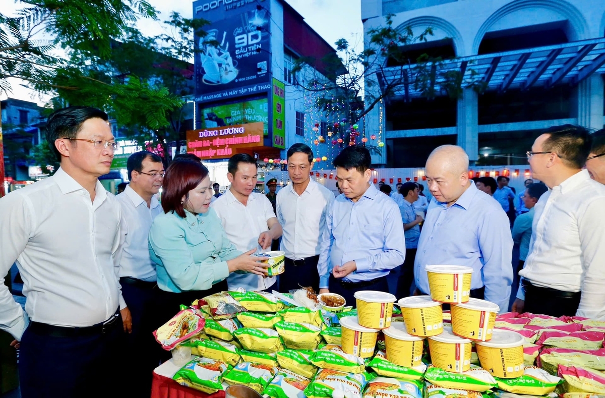 Ông Lê Ngọc Châu - Ủy viên Trung ương Đảng, Bí thư Thành ủy Hải Phòng (thứ 3 từ phải sang) và ông Đỗ Thành Trung - Chủ tịch UBND TP Hải Phòng (thứ 2 từ phải sang) tham quan các gian hàn trưng bày sản phẩm tiêu biểu tại sự kiện. Ảnh: Việt Cường.