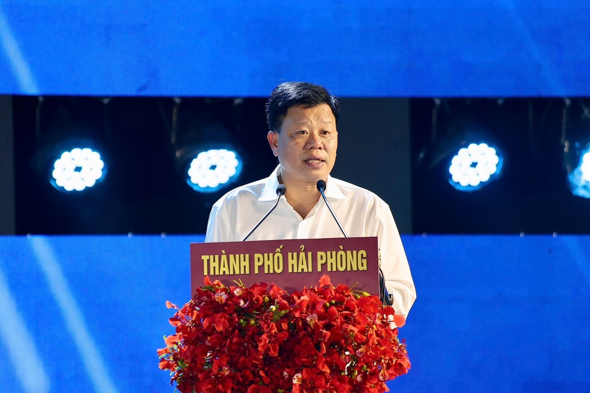 Ông Lê Trung Kiên - Phó Chủ tịch UBND TP Hải Phòng phát biểu tại lễ khai mạc cho biết, đây là lần đầu tiên khu vực dải trung tâm và Quảng trường Nhà hát thành phố được quy hoạch thành một không gian di sản, văn hóa và âm nhạc xuyên suốt. Ảnh: Việt Cường.