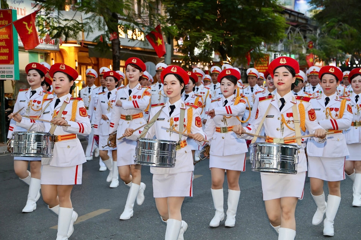 Diễu hành tại khu vực dải vườn hoa trung tâm và Nhà hát thành phố. Ảnh: Việt Cường.