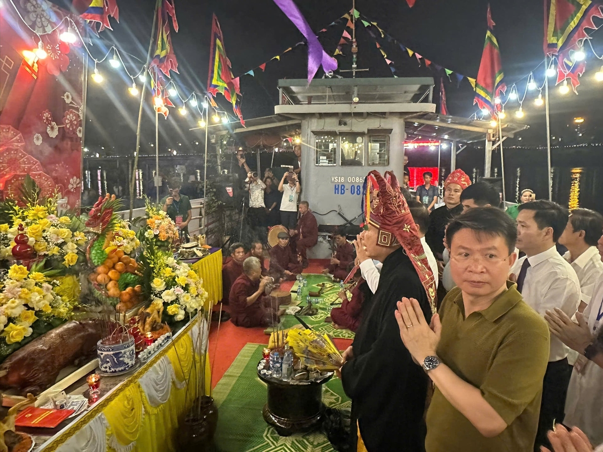 Nghi lễ cầu ngư được tổ chức trên sông Đà với khát vọng một năm mưa thuận, gió hòa, đất nước thái bình, nhân dân ấm no, hạnh phúc. Ảnh: Đức Hải. 