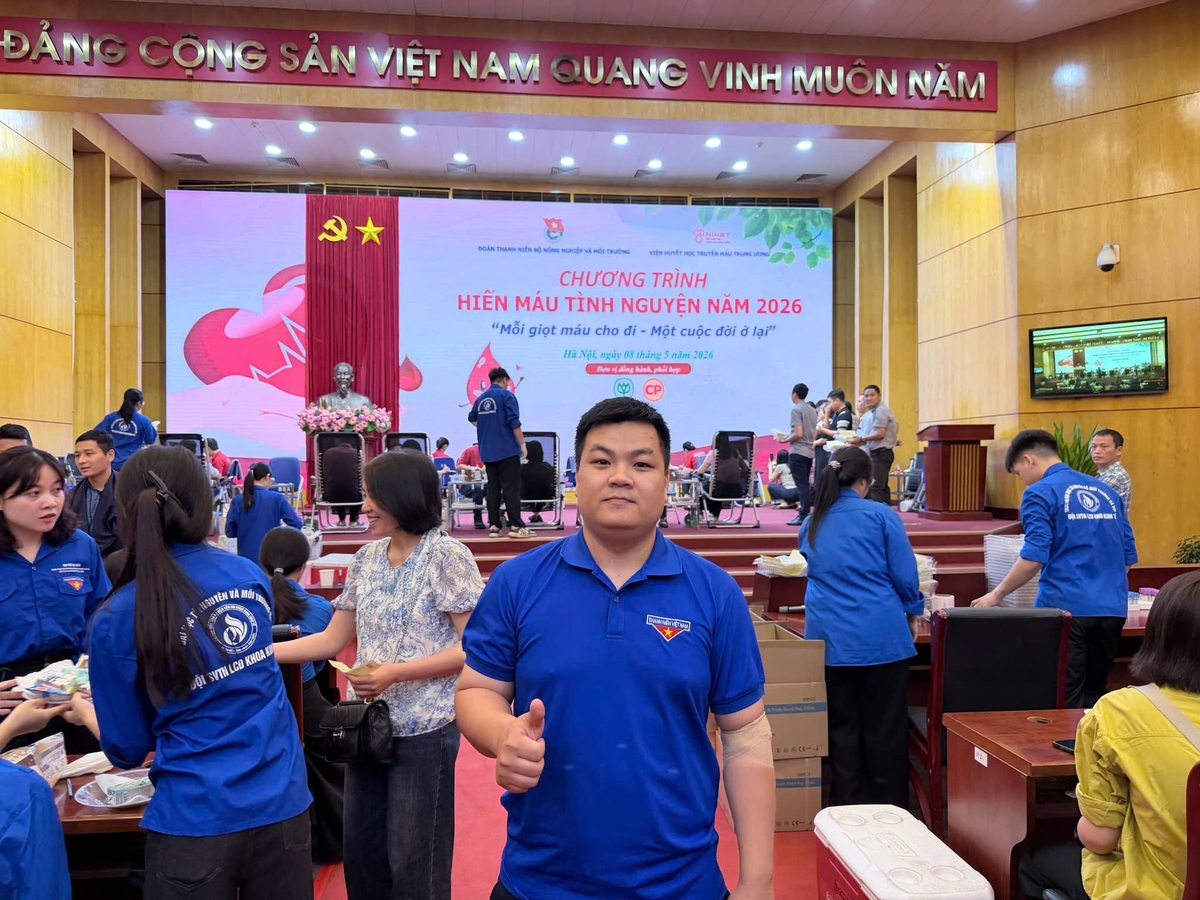 Anh Phạm Xuân Tú - Bí thư Chi đoàn Tạp chí Nông Nghiệp và Môi trường rạng rỡ sau lần thứ 14 tham gia hiến máu tình nguyện. Ảnh: Hồng Ngọc.
