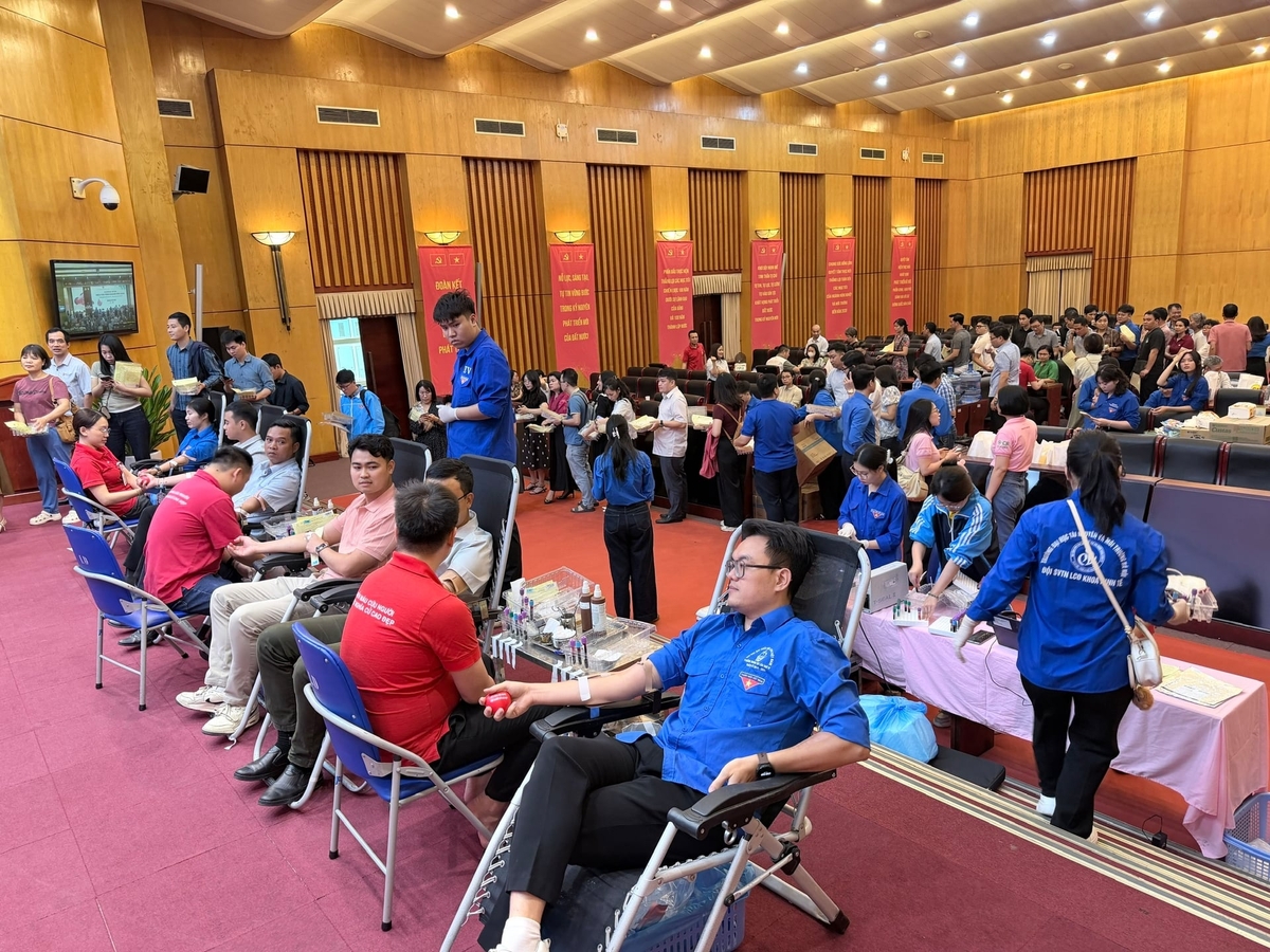  Chương trình hiến máu tình nguyện 'Mỗi giọt máu cho đi - Một cuộc đời ở lại' sáng 8/5 tại hội trường Bộ Nông nghiệp và Môi trường thu hút nhiều cán bộ, nhân viên các đơn vị tham gia. Ảnh: Hồng Ngọc.