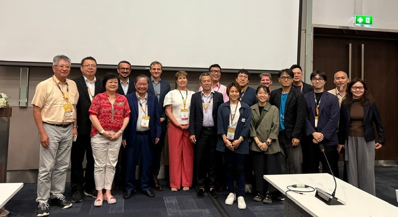 Chairman Nguyen Nam Hai posed for a photo with Ms. Vanusia Nogueira, Executive Director of the ICO (center), and participants attending the discussion session on the Green Coffee Standards - SCA Standard 110 - 2026.