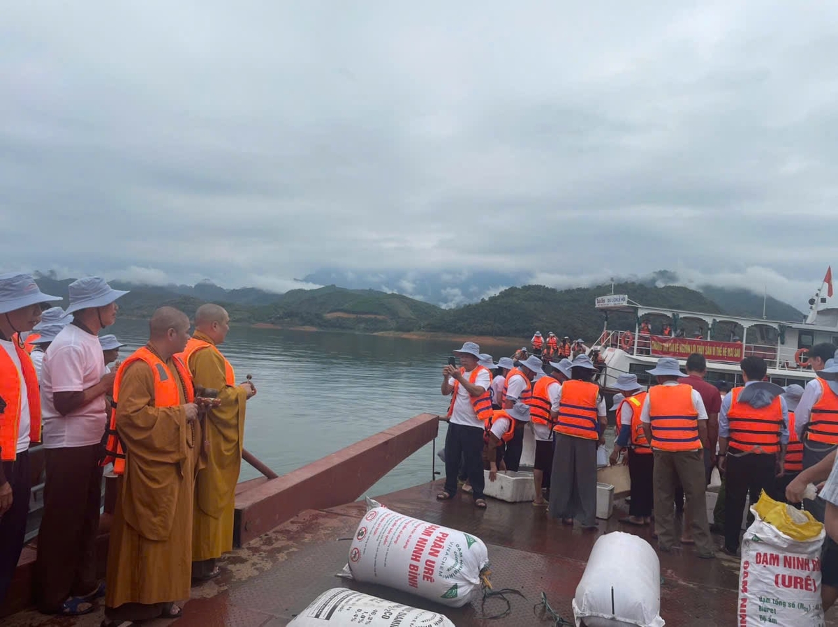 Các bao cá giống được các sư ở chùa Phật Quang Hòa Bình làm lễ, trước khi thả về môi trường tự nhiên. Ảnh: An Nhiên. 