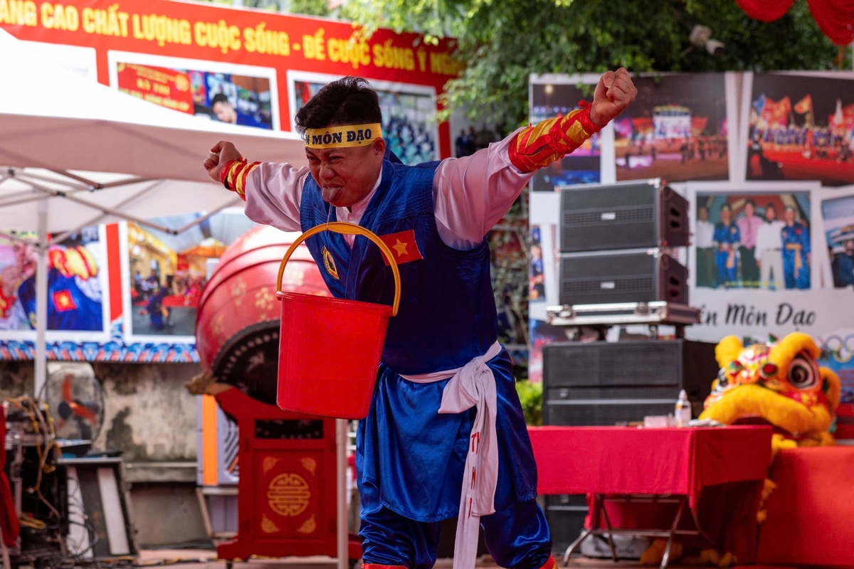Dùng lưỡi để giữ vật nặng là một trong những bài biểu diễn nổi tiếng của Thiên Môn Đạo. Ảnh: Thúy An.
