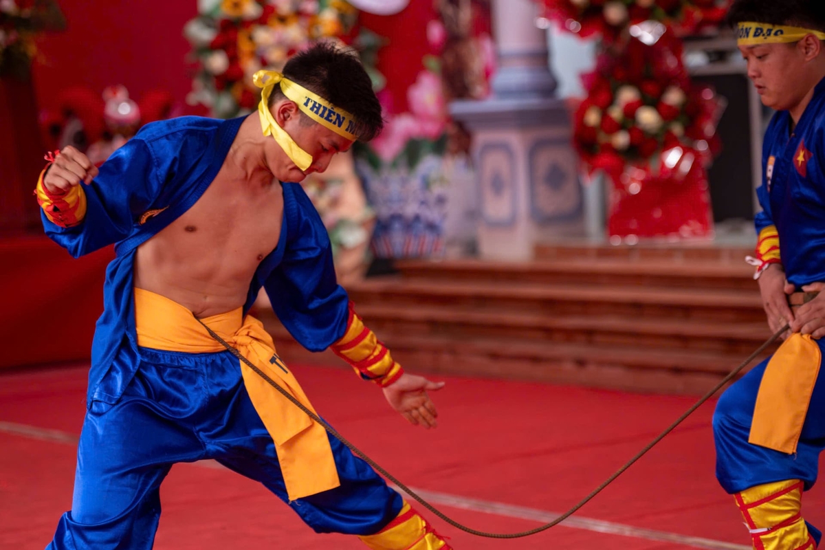 Những võ sinh Thiên Môn Đạo có thời gian tập luyện lâu dài dùng cơ bụng chống vật nhọn đâm vào. Ảnh: Thúy An.
