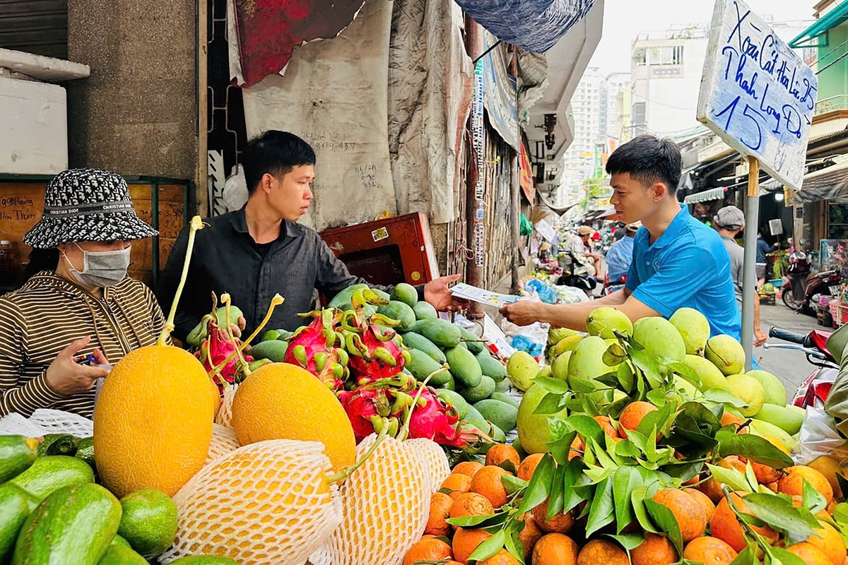 Cán bộ BHXH TP.HCM đến từng hộ dân, khu dân cư, chợ truyền thống... để tuyên truyền về các chính sách an sinh xã hội. Ảnh: BHXH TP.HCM.