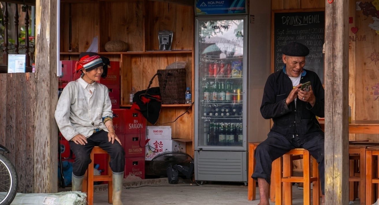 Homestay không chỉ là nơi nghỉ dưỡng của khách du lịch mà còn là điểm dừng chân, trú mưa, tránh nắng của chính những người dân thôn Nậm Đăm. Ảnh: Minh Toàn.