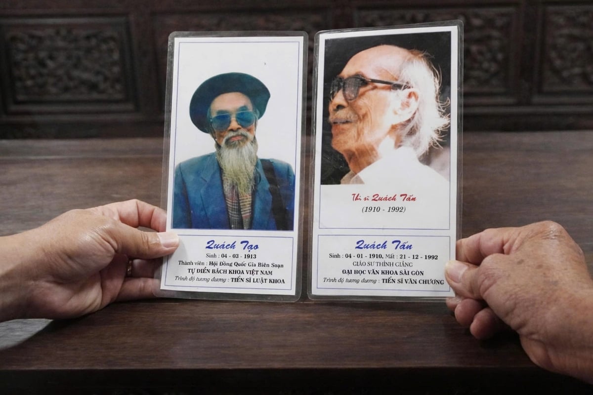 Cố thi sĩ Quách Tấn (bìa phải), Tiến sĩ Văn chương - Giáo sư thỉnh giảng Đại học Văn khoa Sài Gòn, cháu đời thứ 9 của dòng họ Quách, người chấp bút viết gia phả dòng họ Quách. Ảnh:V.Đ.T.