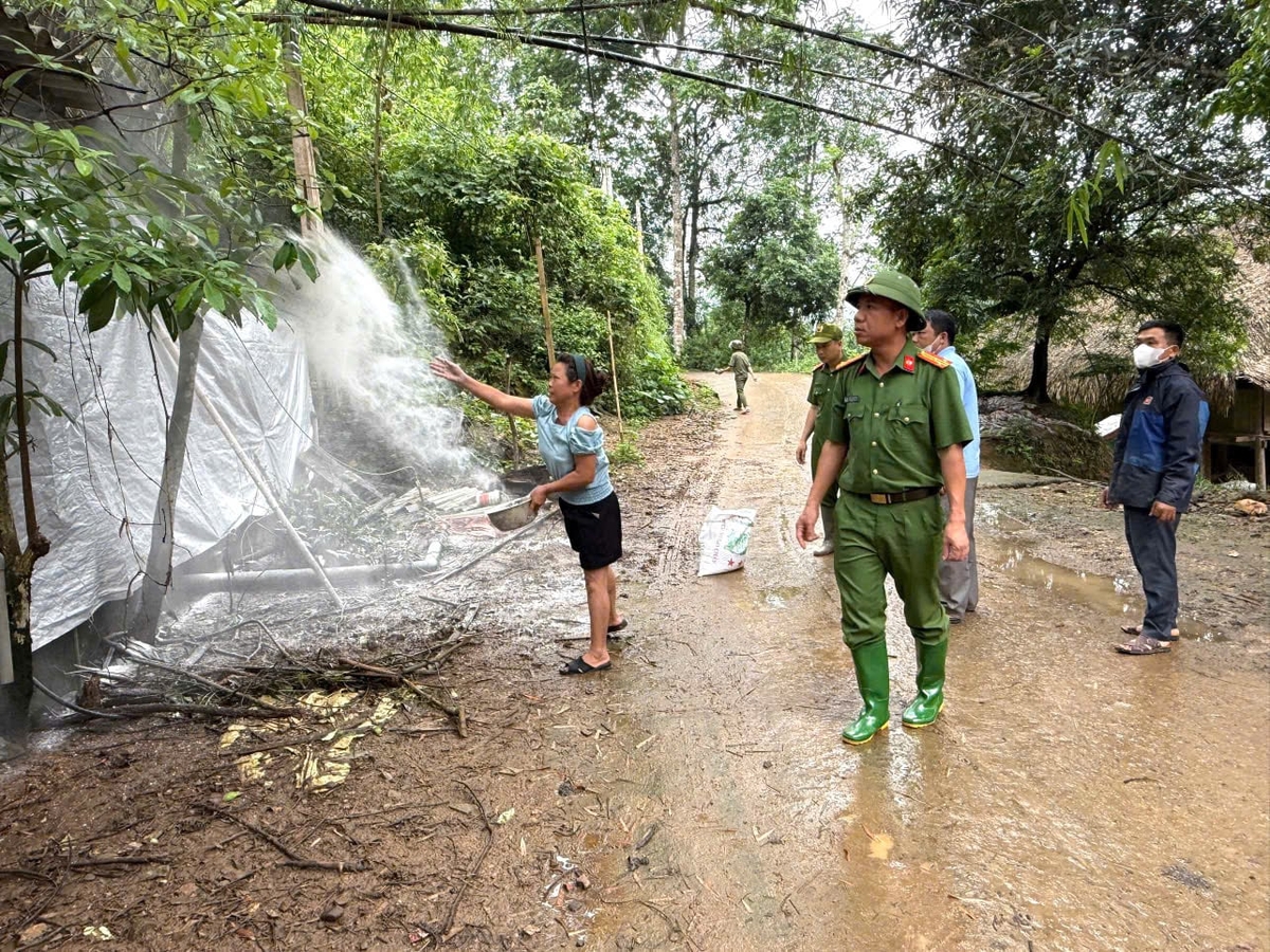 Các lực lượng chức năng nhanh chóng khoanh vùng dịch. Ảnh: ĐH.  