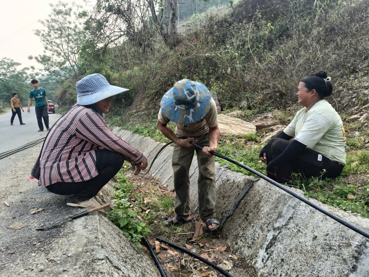 Người dân địa phương tự đồng hành để dẫn nước từ khe núi cao về. Ảnh: Thanh Tiến.