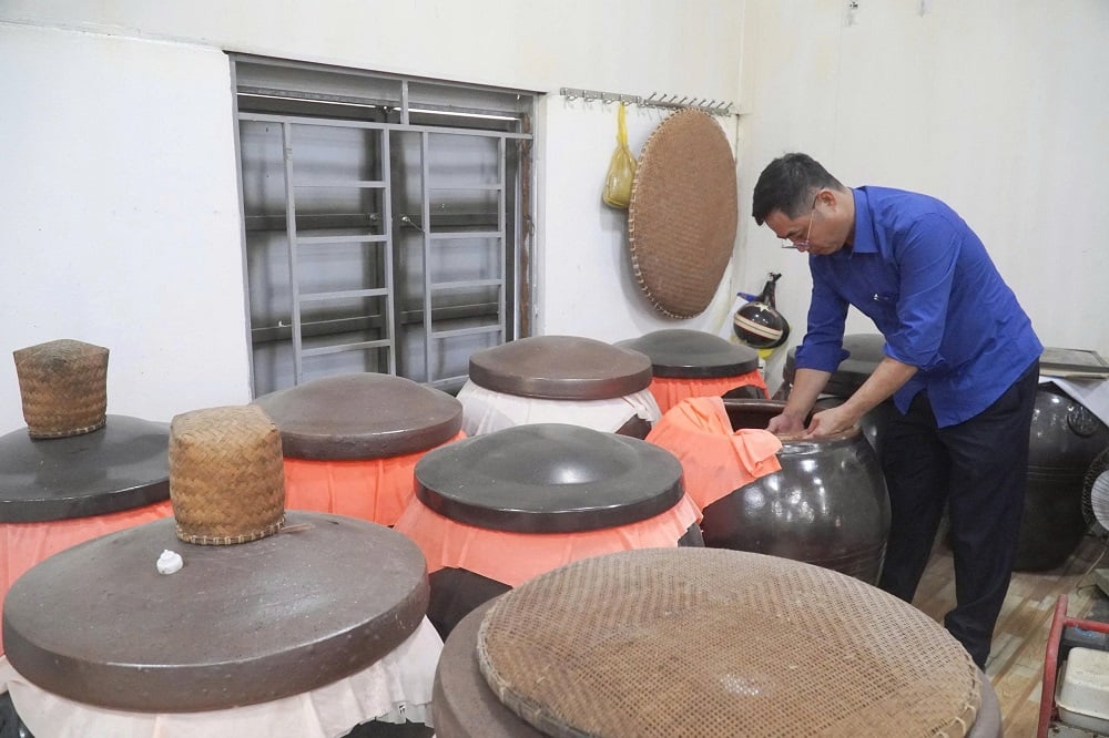 Cáy được rửa sạch, xay nhuyễn, phối trộn với muối rồi ủ vào chum sành phơi nhiều tháng dưới nắng. Ảnh: Thu Thủy.