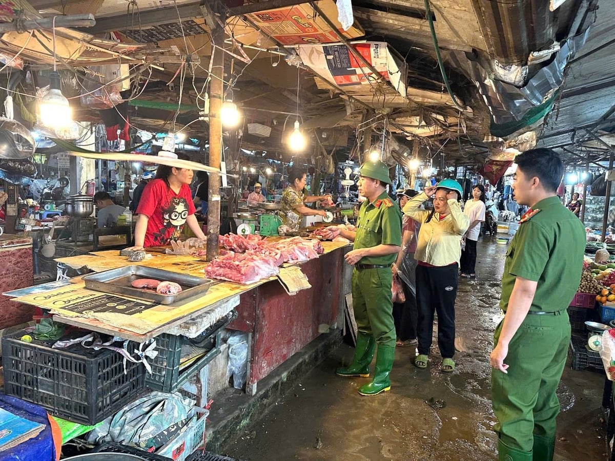 Lực lượng chức năng cũng đi kiểm tra thực phẩm tại chợ Trung Tâm Văn Bàn nhằm tránh lây lan dịch bệnh. Ảnh: ĐH. 