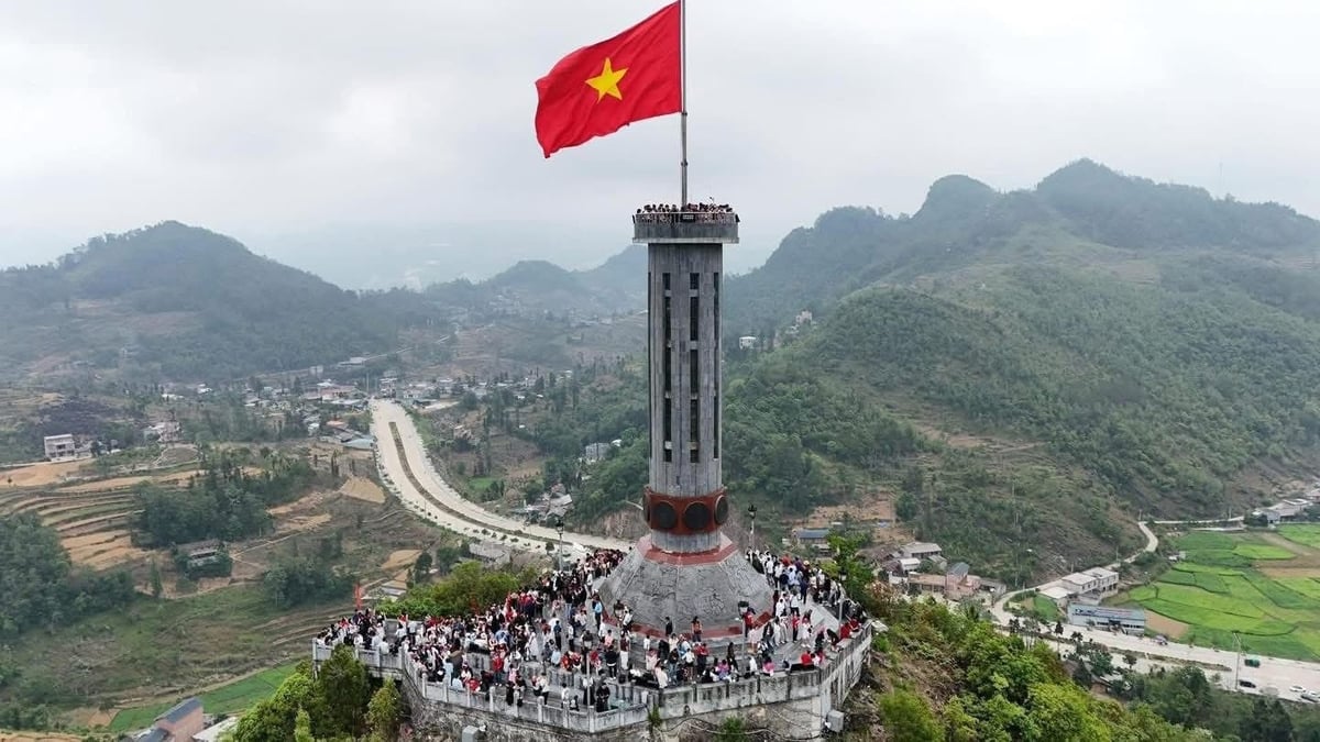 Du khách đông nghẹt người. Ảnh: Huyền Trang. 