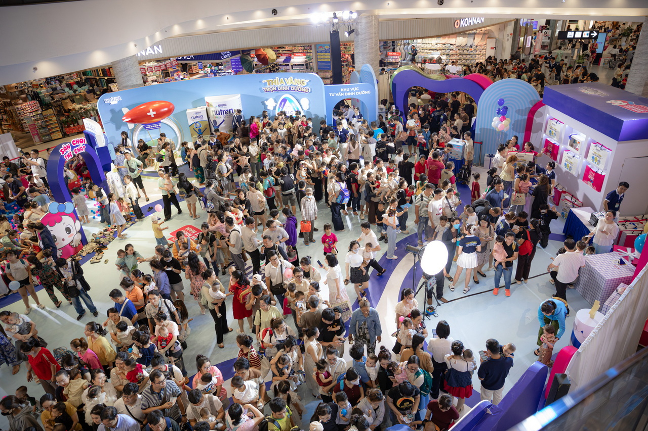 Không khí tấp nập tại sự kiện 'Ngày hội thôi nôi' diễn ra tại AEON Mall Celadon Tân Phú. Ảnh: T.Giang.