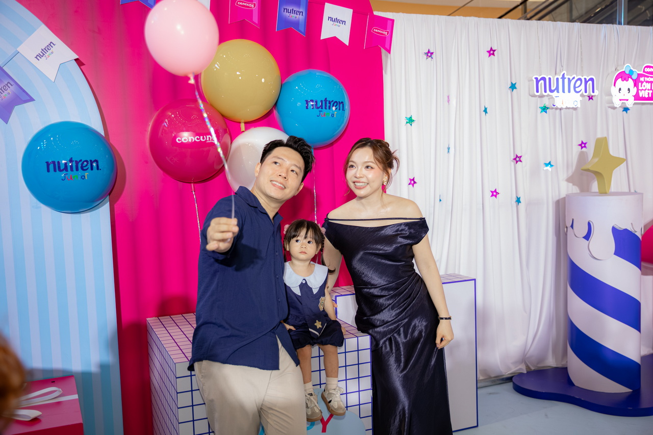 Gia đình KOL Trinh Phạm chụp hình cùng photobooth tại sự kiện. Ảnh: T.Giang.