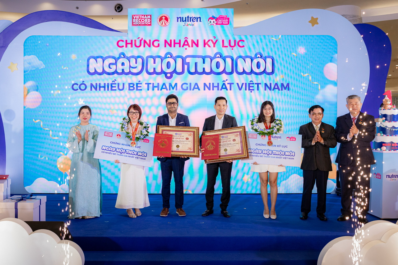 Tổ chức Kỷ lục Việt Nam (VietKings) trao chứng nhận xác lập Ngày hội thôi nôi có số lượng trẻ tham dự lớn nhất tại Việt Nam là 680 em bé tham gia cho Nestlé và Con Cưng. Ảnh: T.Giang.