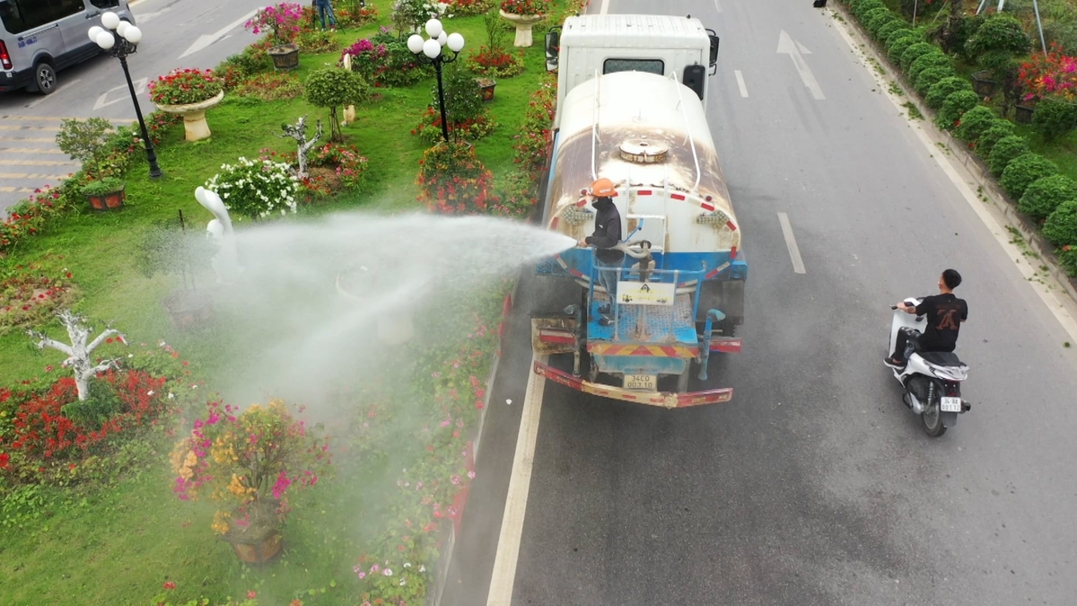 Khu công nghiệp thường xuyên bố trí xe chuyên dụng  tưới nước rửa đường và chăm sóc hệ thống cây xanh. Ảnh: Trần Văn.