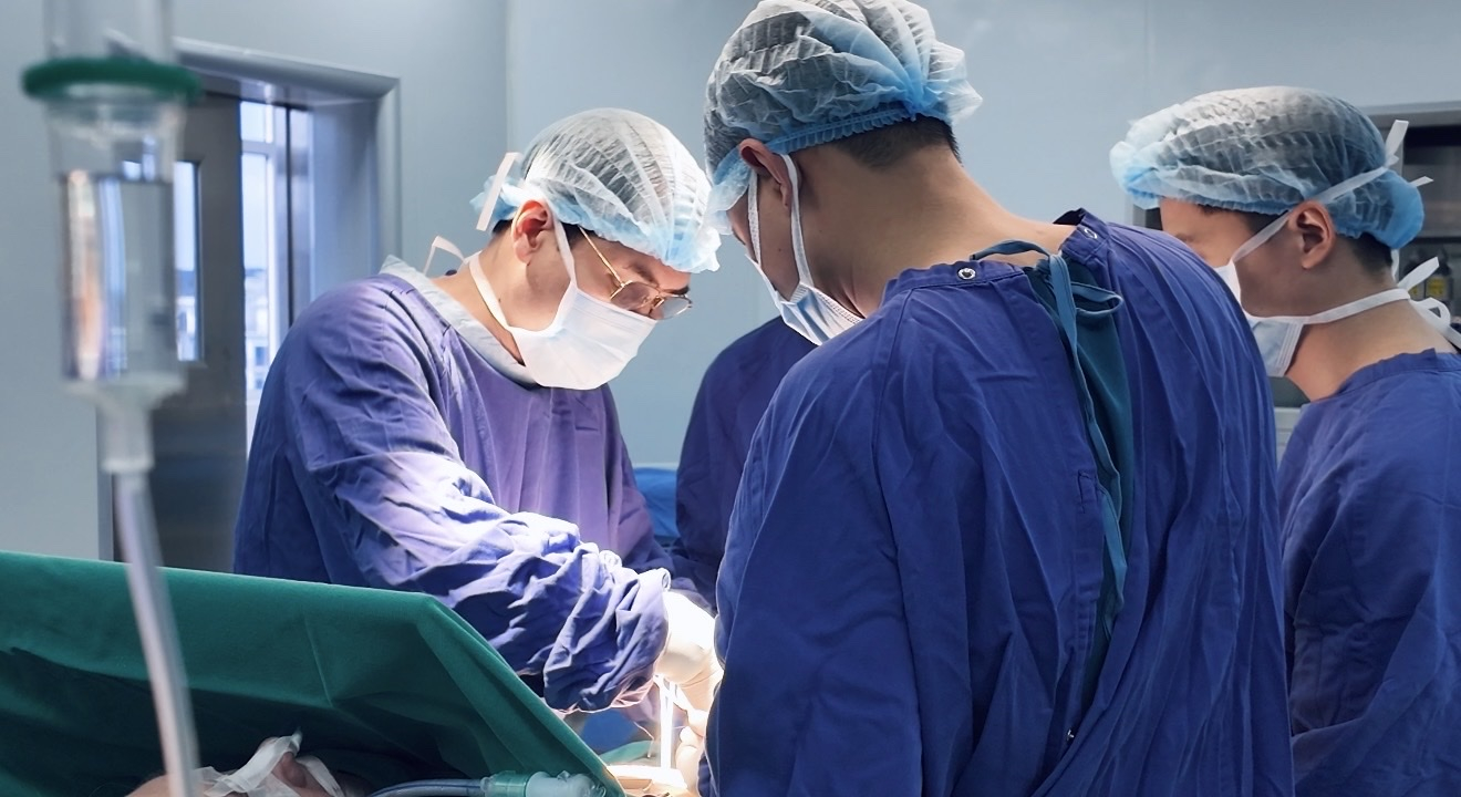 Ê-kíp bác sĩ Vinmec Hạ Long thực hiện phẫu thuật nội soi cứu bệnh nhân người Anh. Ảnh: Vimec.