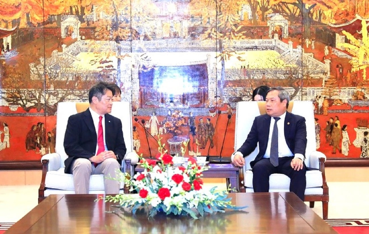 Chủ tịch UBND thành phố Hà Nội Vũ Đại Thắng (bên phải) trao đổi với Thống đốc Nagasaki Kotaro. Ảnh: Lê Hải.