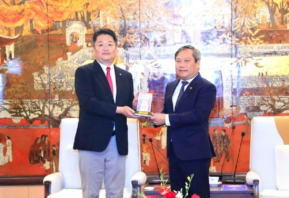 Chủ tịch UBND thành phố Hà Nội Vũ Đại Thắng ( bên phải) trao quà lưu niệm tặng Đoàn đại biểu tỉnh Yamanashi (Nhật Bản). Ảnh: Lê Hải.