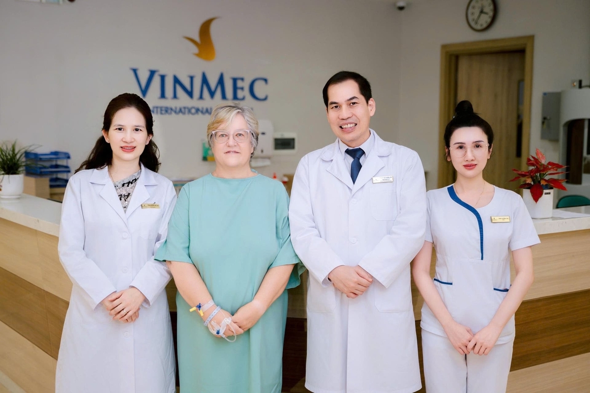  Bệnh nhân người Anh phục hồi tốt sau phẫu thuật tại Vinmec Hạ Long. Ảnh: Vimec