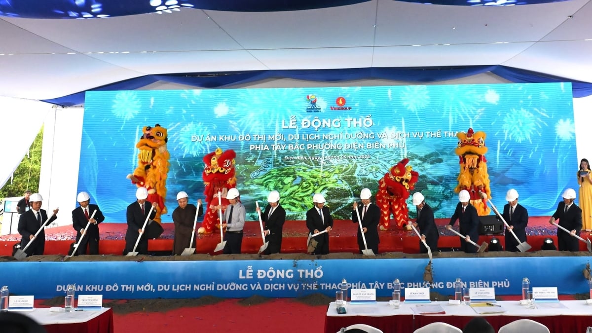 Các đại biểu thực hiện nghi thức động thổ dự án. Ảnh: An Nhiên.