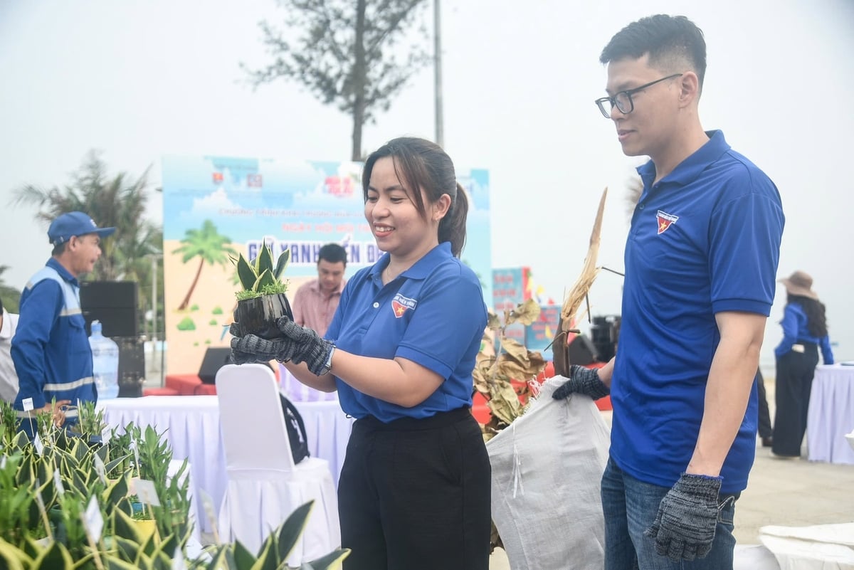 Chương trình 'Đổi rác lấy quà' được tổ chức nhằm lan tỏa thông điệp hạn chế rác thải nhựa, bảo vệ môi trường biển. Ảnh: L.A.