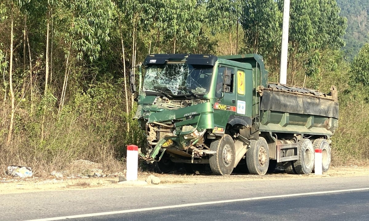 Chiếc xe tải bị móp phần đầu sau khi tông vào xe khách. Ảnh: CACC. 