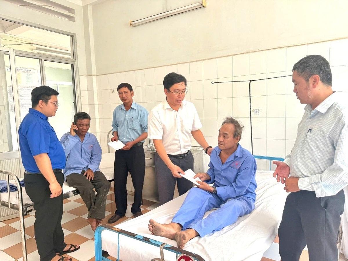 Chính quyền địa phương kịp thời thăm hỏi, động viên những người bị thương trong vụ lật xe. Ảnh: CACC. 
