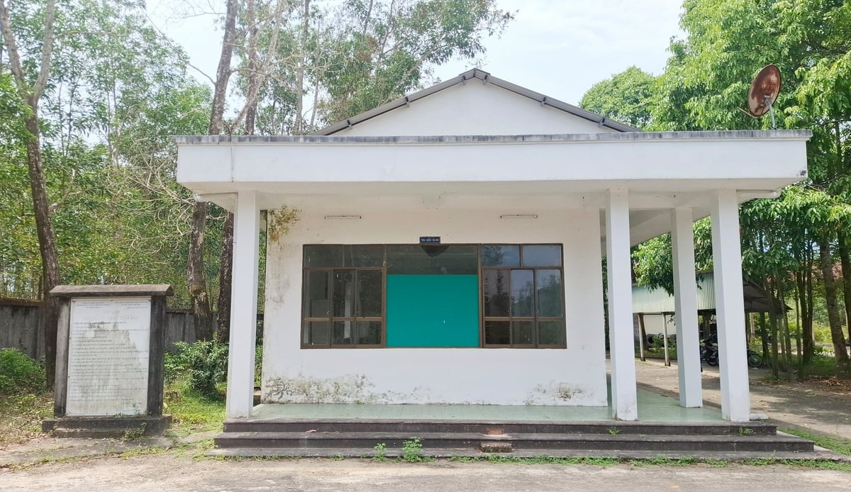 Nhà điều hành đóng cửa, rêu phong bám tường, các thiết bị bên trong dần rỉ sét.
